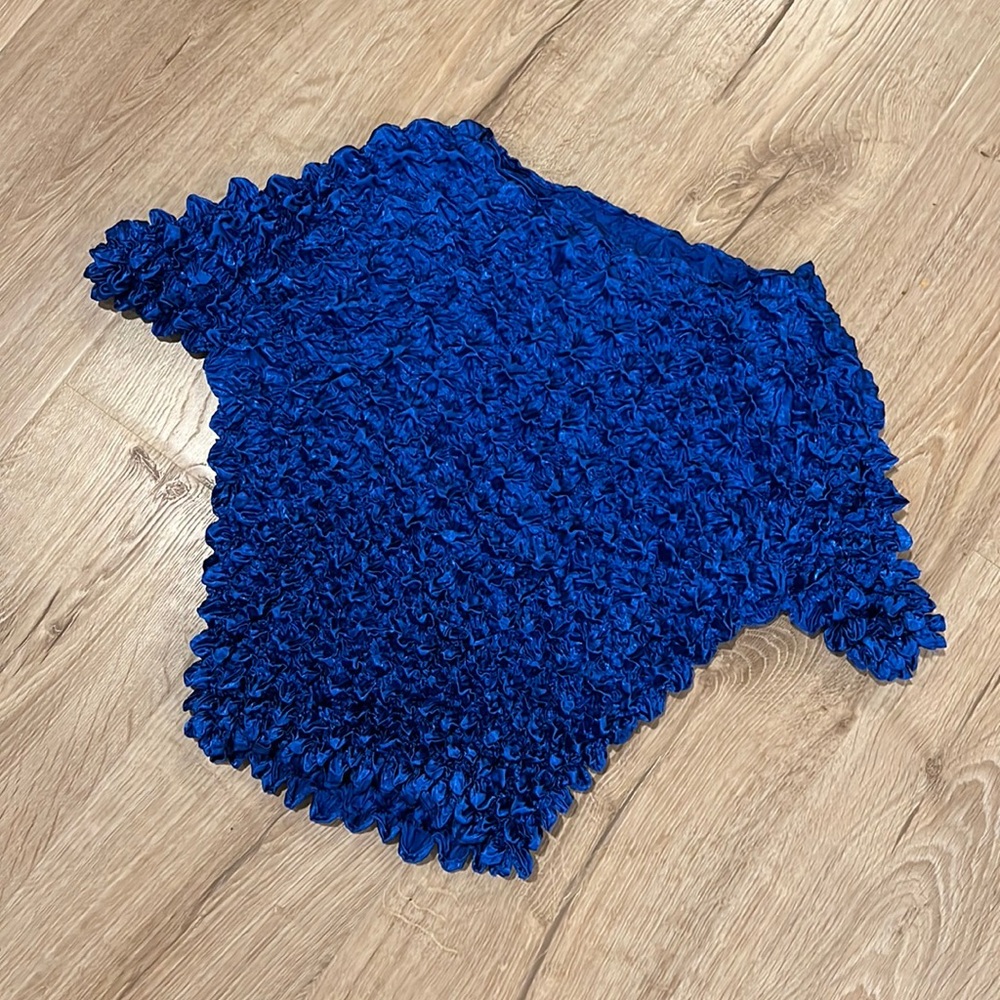 Short sleeve wide neck cobalt popcorn top